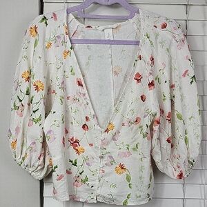 H&M linen blend Floral V-Neck Puff Sleeve Blouse in White. Size S
